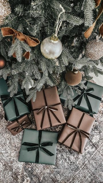 Christmas Decor Champagne Color, Woodland Wrapping Ideas, Forest Green And Black Christmas Decor, Monochromatic Wrapping Paper, Christmas Green And Black, Green And Brown Christmas Wrapping, Dark Green Velvet Christmas Decor, Aspen Christmas Decor, Lotion Gift Wrapping Ideas