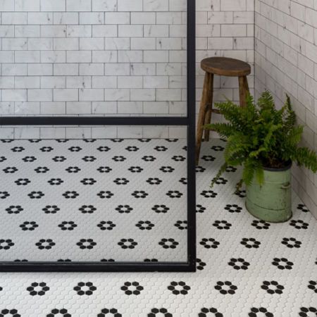 Ca Pietra, Hex Tile, Tile Trends, Black And White Tiles, Hexagonal Mosaic, Bathroom Floor Tiles, Bathroom Inspo, Porcelain Mosaic, Interior Floor