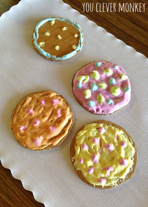 Make your own cardboard cookies using this easy puffy paint recipe. No cooking required! Easy play ideas - using simple resources found at home, re-create these easy play invitations for your children to make and play these holidays. Visit www.youclevermonkey.com or #easyplayidea on Instagram to follow along! Cardboard Cookies, Puffy Paint Recipe, Play Invitations, Diy Puffy Paint, Play Bakery, Cooking Theme, Paint Recipe, Cookie Craft, Paint Cookies