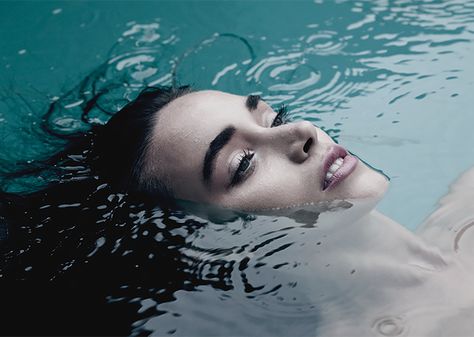 Beauty Fotografie, Water Fashion, Water Shoot, Fashion Beauty Photography, Shotting Photo, Australian Photographers, Photography Tips For Beginners, Water Photography, Poses References