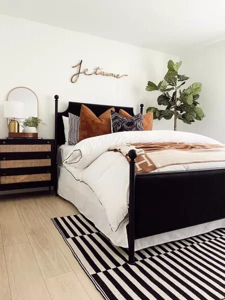 Black Bedroom Furniture Decor, Casa Clean, Black Bed Frame, Black Bed, Black Bedroom Furniture, Guest Bedroom Decor, Decoration Inspiration, Black Bedding, Master Bedrooms Decor