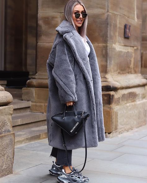 Grey Teddy Coat Outfit, Fur Coat Outfits, Teddy Coat Outfit, 2023 Vibes, Shoes Balenciaga, Teddy Bear Coat, Bear Coat, Coat Street Style, Coat Outfit