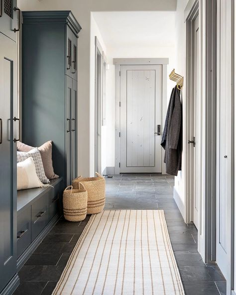 Mudroom Lockers, Mudroom Entryway, Mudroom Laundry Room, Mudroom Design, Outdoor Entertaining Spaces, Boot Room, Furniture Office, Laundry Mud Room, Color Rug