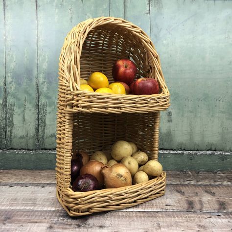 Onion Potato Storage, Vegetable Storage Rack, Onion Storage, Potato Storage, Storing Vegetables, How To Store Potatoes, Fruit Fresh, Brown Baskets, Kitchen Basket Storage