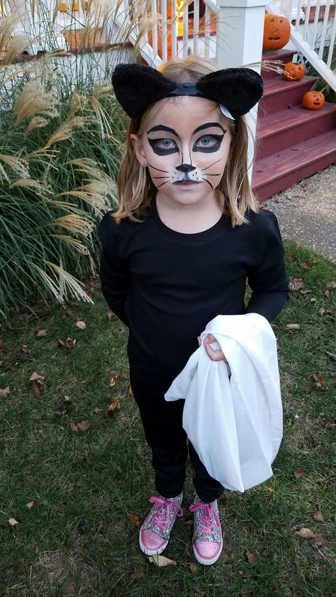 Easy Black Cat Makeup, Kids Cat Makeup, Cat Makeup Halloween Kids, Kids Cat Face Makeup, Kid Cat Makeup Halloween, Kitty Cat Makeup Kids, Scary Cat Makeup, Cat Make Up Kid, Kitty Cat Face Paint