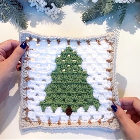 Pine Tree Granny Square, Tree Granny Square Crochet, Christmas Tree Pillow Crochet Pattern Free, Crochet Christmas Tree Granny Square, Christmas Granny Square Crochet Pattern, Crochet Rustic Christmas, Tree Crochet Blanket, Crochet X Stitch, Winter Granny Square