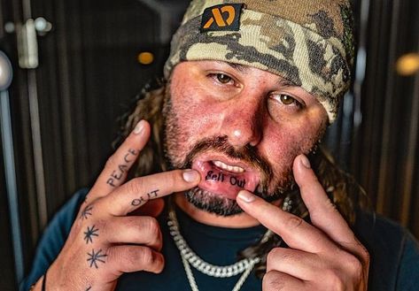 Koe Wetzel Wallpaper, Koe Wetzel Tattoos, Texas Country Music, Koe Wetzel, Country Tattoos, Texas Country, Medusa Tattoo, Lip Tattoos, Country Music Artists