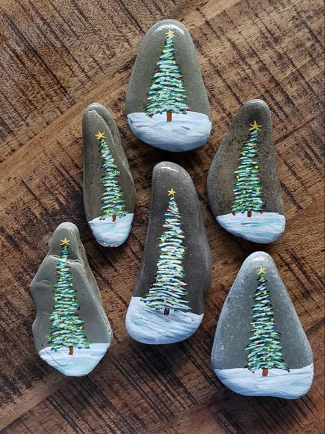 Christmas Pebbles Rock Art, Christmas Pebble Painting, Welcome Rock Painting, Tree Painted Rocks, Christmas Rock Painting Ideas Easy, Christmas Painted Rocks, Christmas Pebble Art, Diy Rock Art, Painted Rock Animals