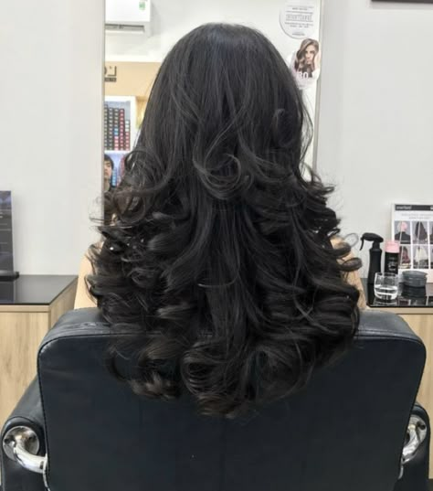 Quince Hair Blowout, Perfect Waves Hair, Extra Layered Long Hair, Medium Length Hair Styles Prom, Aesthetic Winter Dress, Curly Blowout Hair, Big Curls For Long Hair, Curly Blowout, Tattoos Black Women