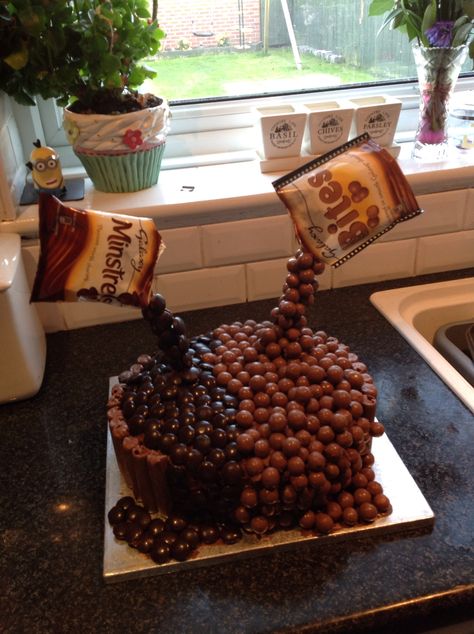 My birthday cake I made for myself. Chocolate cake with Galaxy ripples around the edge. Gravity top half minstrels and half Galaxy bites. Gravity Cakes, Duper Cake, Galaxy Chocolate Bar, Anti Gravity Cake, My Birthday Cake, Galaxy Chocolate, Galaxy Cake, Gravity Cake, 30 Birthday Cake