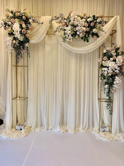 Decorating Ideas Wedding, Wedding Decoration Idea, Wedding Decorating Ideas, Ideas Wedding Decoration, Wedding Photo Backdrop, Small Wedding Decor, Engagement Stage Decoration, Nikah Decor, Elegant Wedding Decor