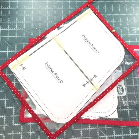 Today we’re making a clear pouch to store our sewing and crafting patterns. This is a super easy sewing project that is perfect for beginners or if you want to start learning how to use clear vinyl. Check out the full tutorial by clicking the YouTube button in my bio @alliesewcrafty #clearvinypouch #sewingtutorial Youtube Button, Clear Pouch, Easy Sewing Projects, Clear Vinyl, Sewing Project, Sewing Bag, Sewing Tutorials, Be Perfect, Easy Sewing