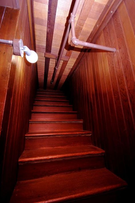 Winchester Mystery House, San Jose, CA | There are many strange elements, but the most curious may be the staircase that dead-ends in the ceiling. Mansion Winchester, Inside Mansion, Asylum Haunted House, Mysterious Pictures, Winchester Mansion, Stairs To Nowhere, Hotel Cortez, Sarah Winchester, Haunted Asylums