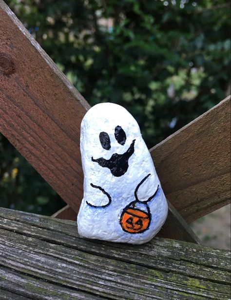 Ghost Rock Painting Ideas, Ghost Painted Rocks Ideas, Ghost Rock Painting, Ghost Rocks Painted, Bricolage Halloween, Rainbow Rocks, Dollar Store Halloween, Diy Rock Art, Painted Rock Animals