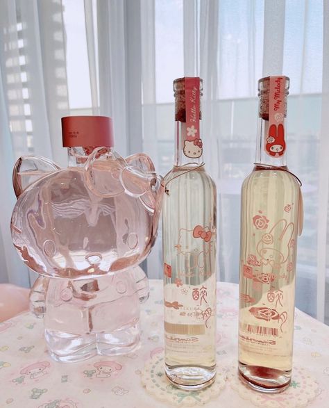 Hello Kitty Wine, Pretty Alcoholic Drinks, Hello Kitty House, Hello Kitty Aesthetic, Melody Hello Kitty, Hello Kitty Accessories, Alcohol Bottles, Hello Kitty Birthday, Pretty Drinks