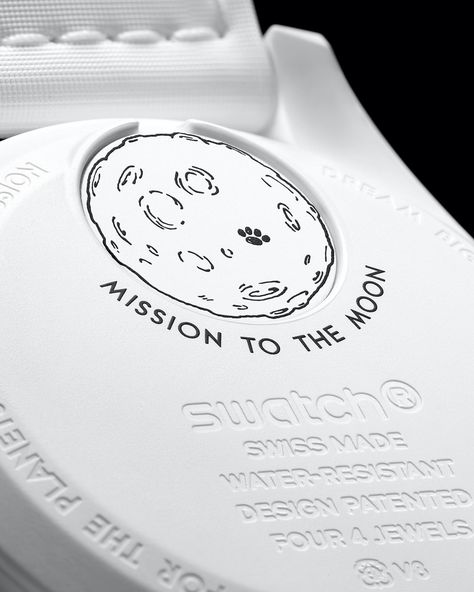 Omega and Swatch present the new MoonSwatch Mission to the Moonphase, sporting a white bioceramic case and equipped with a combination of chronograph and moon phases, unprecedented in the history of Swatch. With dimensions of 42 x 43.7 x 13.7 mm, the model features the illustrious presence of Snoopy, NASA’s mascot, and Woodstock, lying on the moon. In the moon phase indicator, a quote from the Snoopy comic strips is revealed under UV light. Featuring a white velcro strap with bioceramic loop,... Swatch Omega, Moonswatch Mission, Mission Space, Solar Punk, Snoopy Comics, Moon Missions, Model Features, On The Moon, Uv Light