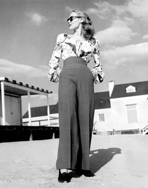 WWII Revolutionized Women's Fashion — 20 Photos Proving 1940s Style Is Truly Timeless 40s Mode, Fashion 1940s, Design Moda, Look Retro, 40s Fashion, Legging Outfits, Retro Mode, 1940s Fashion, Moda Vintage