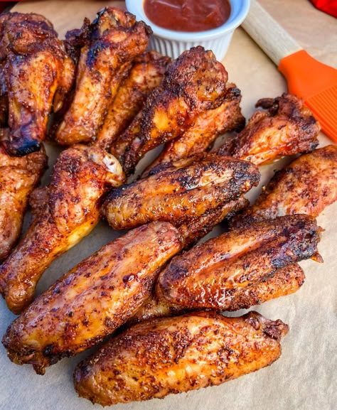 Smoker Chicken Wings, Pellet Smoker Chicken, Traeger Smoked Chicken, Smoker Recipes Chicken, Wings Video, Traeger Chicken, Dry Rub Chicken Wings, Smoked Chicken Recipes, Marinated Chicken Wings