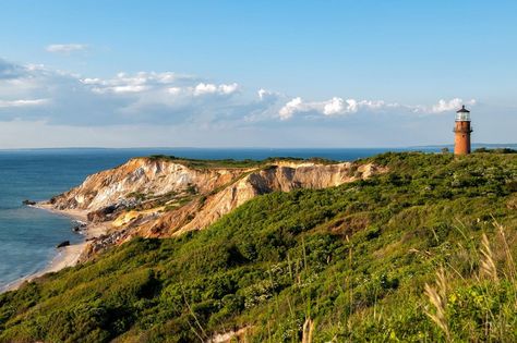 A Guide on How To Plan The Best Vacation To Martha’s Vineyard Beautiful Places In America, Spring Break Destinations, Summer Vacation Destinations, Family Nature, Beach Pictures Friends, Places In America, Ha Long, Seaside Village, Marthas Vineyard