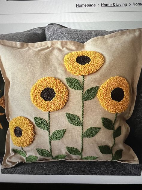 Embroidery Daisy, Punch Pillow, Daisy Pillow, Embroidered Pillow Case, Sunflower Embroidery, Daisy Pillows, Needle Cushion, Punch Needle Patterns, Embroidered Pillow Covers