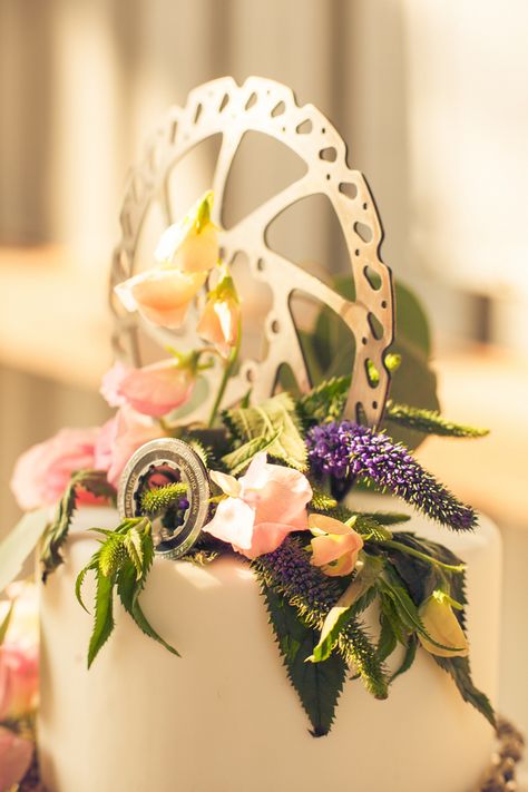 A wedding cake can go from plain to spectacular with just a few fun details! | A Mountain Bike Industrial Themed Wedding Shoot | Photography: TheLifestylePhotographyStudio.com Mountain Bike Cake, Industrial Themed Wedding, Handpicked Flowers, Bike Cake, Bike Cakes, Bike Wedding, Bicycle Wedding, Wedding Cake Fresh Flowers, Wedding Cake Alternatives