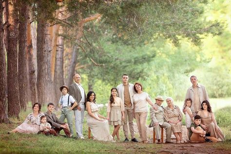 Large Family Pictures, Large Family Photography, Extended Family Pictures, Large Family Portraits, Large Family Poses, Extended Family Photography, Summer Family Pictures, Family Photo Colors, Big Family Photos