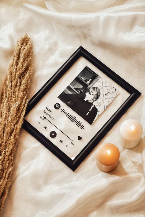 Photo Frame Product Photography, Folklore Betty, Simple Photo Frame, Date Video, Save The Date Video, Home Decor Photography, Simple Collage, Photo Frame Gift, Photo Frame Design