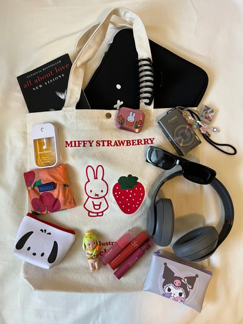 What To Put In A Tote Bag, What’s In My Bag Aesthetic, Everyday Bag Essentials, Stylish School Bags, School Bag Essentials, Backpack Essentials, Sac Diy, Inside My Bag, Aesthetic Bags