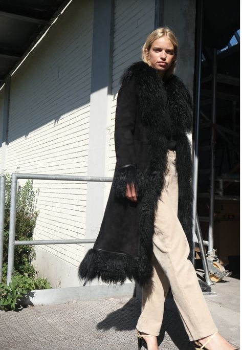 Fur Trim Trench Coat, Pennylane Coat Outfit, Dress With Fur Coat, 70s Coat, Black Fur Coat, Goth Streetwear, Fur Lined Coat, Afghan Coat, Mongolian Lamb