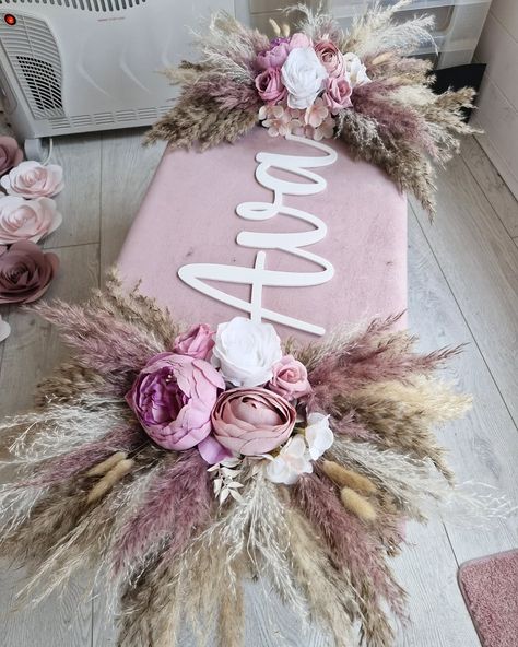 TODAY'S MOOD: Mauve and Neutrals! 👌💜 Acrylic White Name! Pink storage box underneath NOT included 🙈 Worldwide Delivery!🤩 Fitted with hanging attachments. All you need is TWO stick on hooks for the wall and a double sided tape for the name! 🙂 Simple fitting. Beautiful AND personalised pampas decor! 💟 DM me with your questions! . . . . #mauvedecor #mauvenursery #pampasdecor #pampaswallhanging #girlsnamesign #girlsroominspo #girlsnurserysign #mygirl #customnamesign #floraldecor #mumtogirl Pink Pampas Grass Decor, Pampas Arrangement, Pampas Decor, Pink Storage Boxes, Pink Pampas, Pink Storage, Pink Pampas Grass, Feather Wall Decor, Pampas Grass Decor