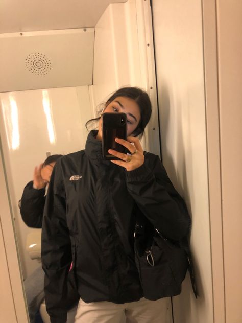 Windbreaker Outfit Casual, The Nord Face, North Face Aesthetic, The North Face Windbreaker, Addams Familie, Windbreaker Outfit, North Face Windbreaker, North Face Rain Jacket, Aesthetic Streetwear