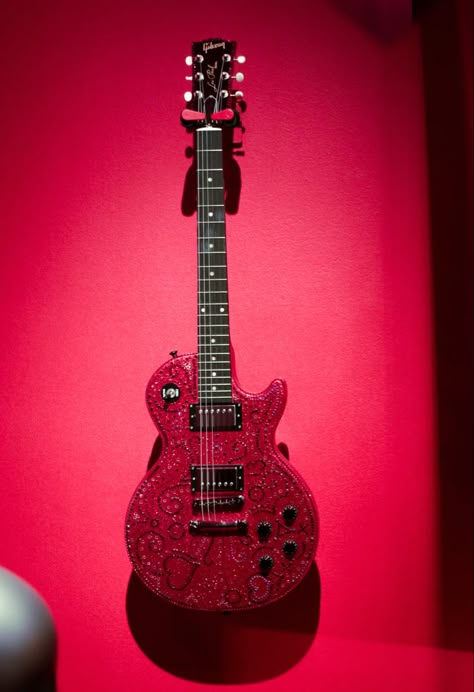 Taylor Swift Red Electric Guitar, Red Guitar Taylor Swift, Electric Guitar Taylor Swift, Taylor Swift Electric Guitar, Taylor Swift Red Guitar, Taylor Swift Bag, Red Acoustic Guitar, Guitar Taylor Swift, Gothic Preppy