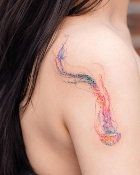 Jelly Tattoo, Watercolor Tattoo Ideas, Marine Life Art, Hawaii Tattoos, Creatures Of The Deep, Octopus Tattoo Design, Jellyfish Drawing, Octopus Tattoos, Dragon Tattoo For Women