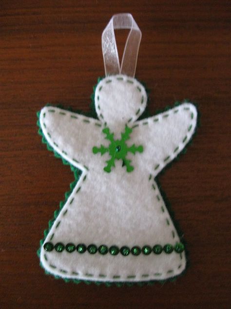 Diy Felt Christmas Ornaments, Christmas Angel Crafts, Baby Mobil, Felt Crafts Christmas, Christmas Angel Ornaments, Felt Christmas Decorations, Angel Crafts, Felt Christmas Tree, White Angel