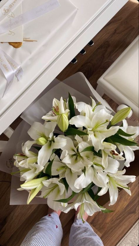 Lilly Flower Bouquet Aesthetic, White Lily Bouquet Aesthetic, Bouquet Of Lilies Aesthetic, Lillies Bouquet Aesthetic, White Lillies Aesthetic, Lilies Bouquet Aesthetic, Lillies Flowers Aesthetic, White Lily Flower Aesthetic, Bunch Of Flowers Aesthetic