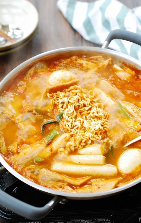 Soupy Tteokbokki (Spicy Braised Rice Cake) Soupy Chili Recipe, Rice Cake Korean, Korean Spicy Rice Cake, Korean Soup Recipes, Asian Potluck, Spicy Rice Cake, Korean Traditional Food, Tteokbokki Recipe, Cake Korean