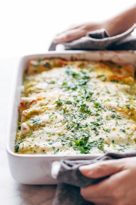 Simple Enchiladas Verdes Recipe - Pinch of Yum Spinach Enchiladas With White Sauce, Simple Enchiladas, Tomatillo Enchiladas, Verde Enchiladas, Enchiladas Verdes Recipe, Spinach Enchiladas, Best Enchiladas, Verde Chicken, Tomatillo Sauce