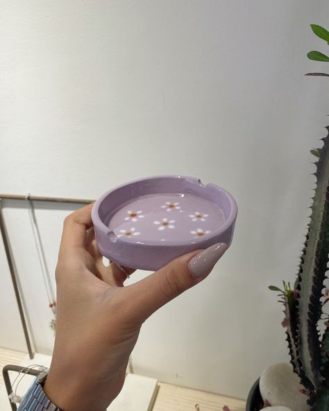 Daisy ashtray 🌼💜 Diy Clay Ashtray Ideas, Air Dry Clay Ash Tray, Clay Ash Tray Diy, Homemade Ashtray, Diy Clay Ashtray, Ash Tray Clay, Air Dry Clay Ashtray, Clay Ashtray Ideas, Clay Ashtrays