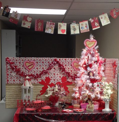 My office potluck decorations. Thank you Pinterest for the Wonderful ideas. Valentines Day Office, Office Potluck, Pinterest Valentines, Valentines Party Decor, Valentine's Day Decorations, Work Office Decor, Galentines Party, Office Cubicle, Cubicle Decor