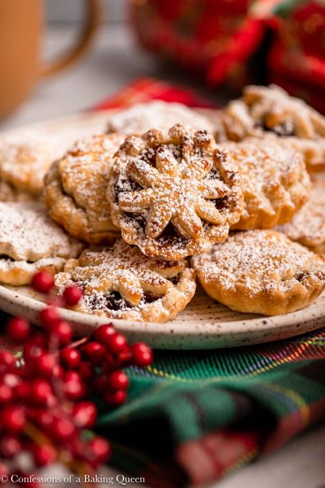 These traditional English sweet pies are served at Christmas time. Filled with mincemeat filling which is full of dried fruits and spices. These are perfect with a cup of tea or served with a heavy pouring of cream. Step-by-step photos teach you how to make this gorgeous mince pie recipe. Mincemeat Hand Pies, Mince Pies Recipe, Yummy Pie, Cranberry Fudge, Shortcrust Pastry Recipes, Mince Pie Recipe, Festive Recipes, Sweet Pies, Mince Pie