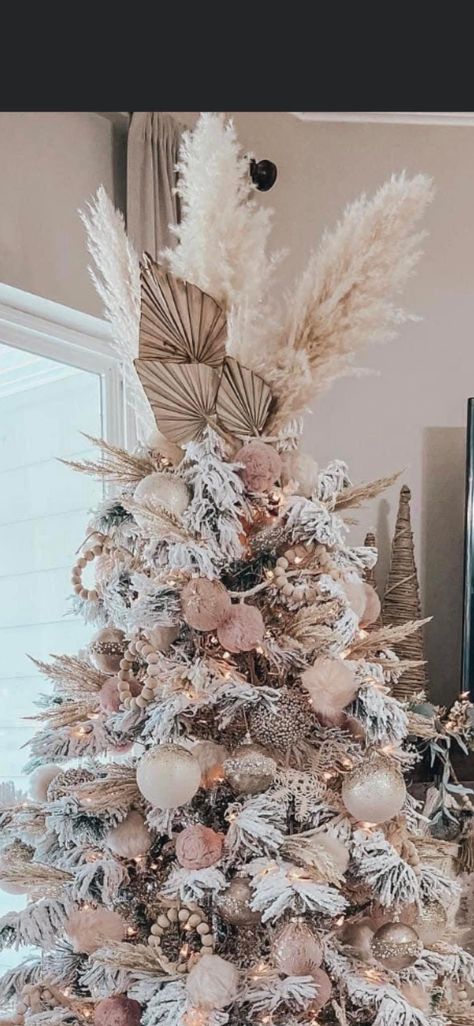 Tree Topper Silver, Snowmen Themed Christmas Trees, Pompus Grass In Christmas Tree, Feather Tree Toppers Christmas, Pampas Grass Decor Christmas, White Feather Christmas Tree, Feathers On Christmas Tree, Pampas Grass In Christmas Tree, Pampas Tree Topper