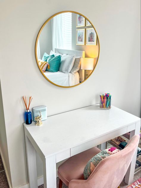 Preppy Bedroom Desk, Nightstand Ideas Aesthetic, Preppy Desk Decor, Baylor Dorm, Bedroom Desk Decor, Shared Girls Bedroom, Preppy Decor, Preppy Bedroom, Room Refresh