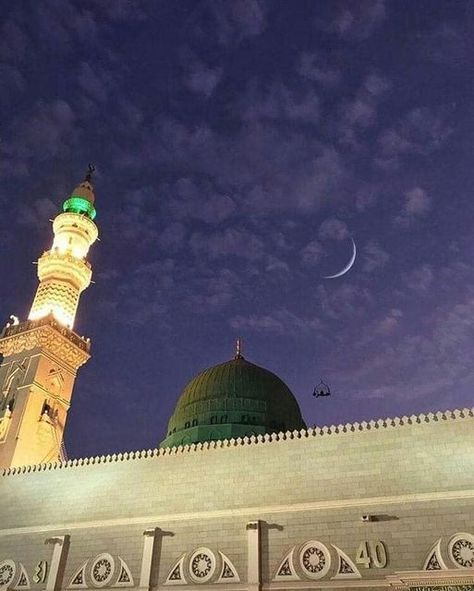 A mesmerizing view of Masjid-e-Nabvi under the new moon is a breathtaking sight. The soft, silvery glow of the moon illuminates the majestic mosque, casting gentle shadows and creating a tranquil ambiance. The intricate architectural details and the serene atmosphere make it a truly spiritual and awe-inspiring experience. Medina Wallpaper, Mecca Masjid, Green Dome, Islamic Events, Makkah Madina, Milad Un Nabi, Jeddah Saudi Arabia, Medina Mosque, Masha Allah