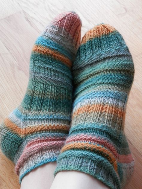 Atelier zitron trekking xxl 692 04 Textured Socks, Sock Yarn Knitting Patterns, Knitted Socks Free Pattern, Texture Socks, Knit Slippers Free Pattern, Linen Stitch, Hand Knit Socks, Sock Knitting Patterns, Sock Patterns