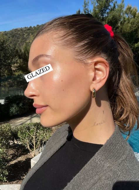 Hailey Bieber Skincare, Hailey Queen, Brown Hair Inspiration, Hailey Bieber Outfits, Hailey Rhode, Vision Book, Glazed Donut, Glowing Face, Incredible Tattoos