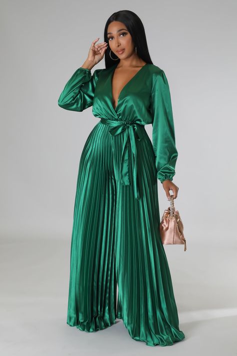 Pleated Jumpsuit Outfit, Plisse Dress Outfit, Palazzo Jumpsuit Outfit Classy, Pleated Dress Outfit Classy, Outfit Madrina, Big Gowns, Pleated Dresses Outfit, Teddy Photos, 70s Inspired Outfits