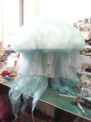 PettiBear's Fashion Roar: Making a Jellyfish costume How To Jellyfish Costume Diy, Jellyfish Halloween Costume, Jellyfish Halloween, Karneval Diy, Jellyfish Lantern, Jellyfish Jewelry, Sea Costume, Diy Jellyfish, Jellyfish Costume