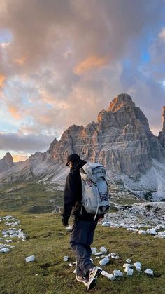 Hike Mountain, Hiking Fits, Camping Aesthetic, Hiking Aesthetic, Adventure Aesthetic, Mountain Hiking, Fashion Mistakes, Nature Travel, Travel Aesthetic