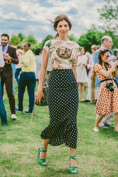 Pattern Mixing // #streetstyle How To Style Polka Dot Skirt, Poka Dot Skirt, Green Polka Dot Skirt Outfit, Polka Dot Skirt Outfit Summer, Polka Dots Skirt Outfit, Polka Dot Midi Skirt Outfit, Black Polka Dot Skirt Outfit, Polka Dot Street Style, Polo Match Outfit