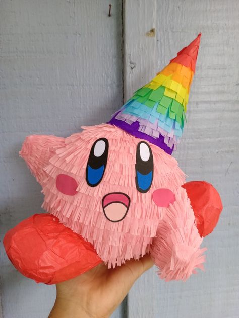 Mini piñata Kirby Kirby Piñata Diy, Pinata Designs Ideas, Small Pinata Ideas, Kirby Pinata, Kirby Party, Kirby Birthday, Thirteenth Birthday, Piñata Ideas, Diy Pinata